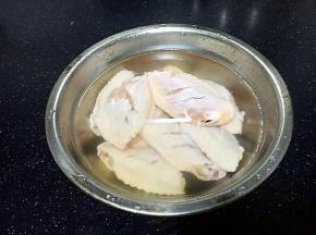 清水浸泡一会儿（去血水），焯水，去除血末，捞出洗净备用。