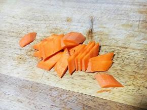 胡萝卜切片。