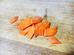 胡萝卜切片。