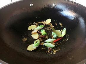 起锅热油，油热下入葱姜八角花椒香叶干辣椒煸炒出香味。