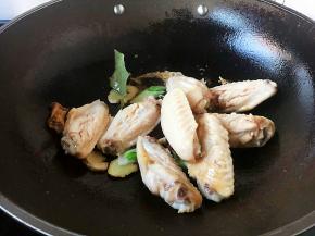 下入鸡翅中。