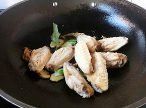 下入鸡翅中。