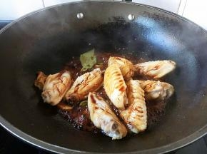 炒至上色后烹入料酒、老抽、生抽炒出香味。