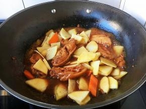 下入土豆块、胡萝卜块。
