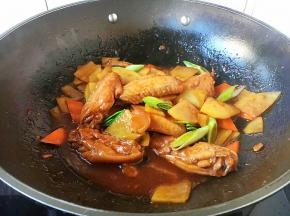 大火收汁，下入蒜苗，加点食盐、糖、胡椒粉调味，翻炒几下出锅。