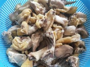 鸡去内脏洗干净，切成小块，焯一下水，沥干水分备用，我买的是杀白鸡，活鸡的话还要复杂一点