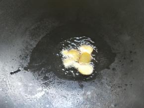 锅中倒入适量油，油热后，放入姜片，爆香