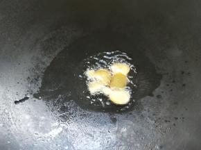 锅中倒入适量油，油热后，放入姜片，爆香