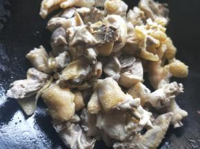 加入鸡肉爆炒一下，至鸡肉变色