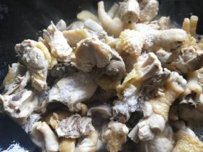 加入适量盐，翻炒均匀