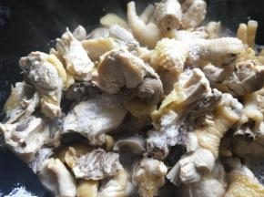 加入适量盐，翻炒均匀