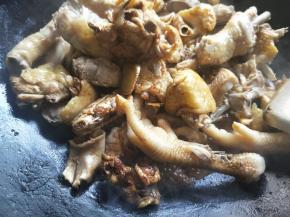 加入适量料酒，快速翻炒几下，然后再加入一勺老抽，一勺生抽，翻炒均匀