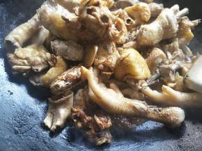 加入适量料酒，快速翻炒几下，然后再加入一勺老抽，一勺生抽，翻炒均匀