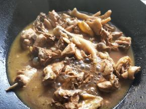 加入适量水，量差不多和鸡肉平，大火烧开后，改用中火焖煮，至鸡肉8分熟