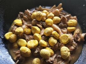加入板栗肉，翻炒均匀后，改用小火，继续焖煮30分钟