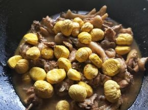 加入板栗肉，翻炒均匀后，改用小火，继续焖煮30分钟