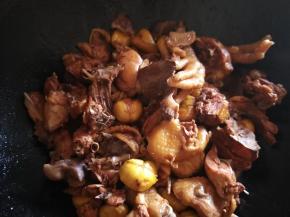 水焖干收汁，剩下少量汤汁就可以出锅啦