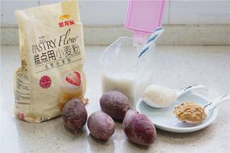 这款酥皮月饼的用料：金龙鱼糕点用小麦粉，紫薯，白糖，猪油，花生酱。