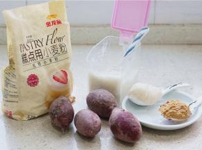 这款酥皮月饼的用料：金龙鱼糕点用小麦粉，紫薯，白糖，猪油，花生酱。