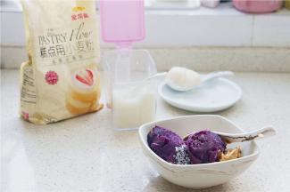 将紫薯提前蒸制好，去皮之后用白糖，花生酱拌至馅料融合能成团。