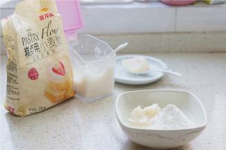 接着咱就开始做皮了，苏式月饼的饼皮要用油酥与水油皮相结合，现在先做水油皮。用到了金龙鱼糕点粉150克，猪油50克，温水60克，白糖30克，全部配在一起。