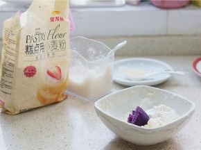 然后再油酥部分啦，120克的金龙鱼糕点粉配入65克黄油，然后再加少许的紫薯泥。