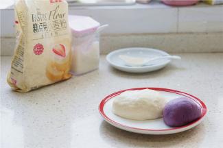 同样的都是揉至食材完面融合，表面光滑，然后一并放在一边醒半个小时。