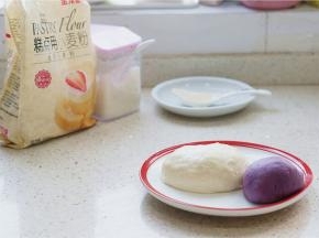 同样的都是揉至食材完面融合，表面光滑，然后一并放在一边醒半个小时。