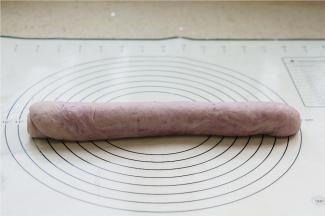 唯一要注意的是在擀叠的时候，不要将饼皮给擀破了。擀好之后再这样子卷成柱子状。