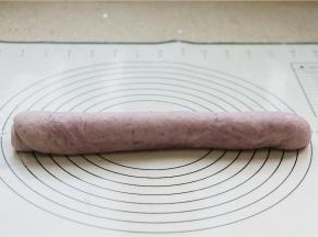 唯一要注意的是在擀叠的时候，不要将饼皮给擀破了。擀好之后再这样子卷成柱子状。