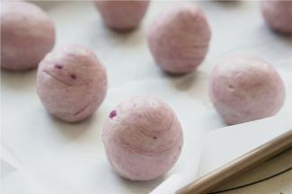 然后放在带烘焙纸的烤盘里面。