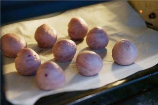 入预热好的烤箱，180度烤制30分钟就可以，这个烤制的时间及温度，咱要结合自家的烤箱性能来调整。