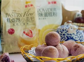 比起小包酥这大包酥真是好简单方便哦，朋友们喜欢可以试一下。还有对于面粉的选择，咱做中式的点心，就金龙鱼这款糕点用小麦粉就错不了，口感真是棒极啦。