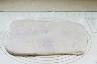 尽量将面皮擀成长方形状，这样子方便后面叠面皮。