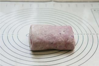 按我们叠被子的这一方法，将面皮叠成小面团。为了让皮吃起来口感更为丰富，这样子的擀叠至少要重复二次才可以。