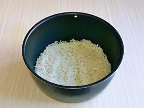 首先将米饭做上，米淘干净后倒入甑锅中。