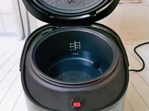 巧釜低糖智能电饭煲的三角釜放入锅体中，加入纯净水，2杯米水位线在1.5的刻度线即可。