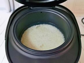 再将甑锅放入三脚釜上。