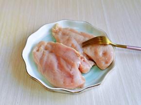 利用这时间处理鸡胸肉，用食品叉扎满洞洞眼。