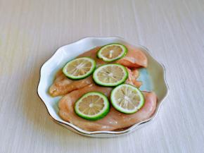 再加入盐，挤入柠檬汁，轻轻按摩鸡胸肉，再摆放上柠檬片，腌制15分钟。