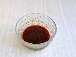 准备调味汁，生抽，蚝油，十三香，盐，调制均匀。