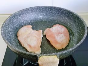 起锅，加入少许食用油，放入腌制好的鸡胸肉，小火煎。