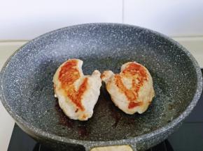 煎至两面金黄即可。