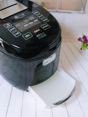 取出米汤盒，如果家里有小朋友的话，米汤可以小朋友喝，淡淡的米香清甜，好喝有营养。