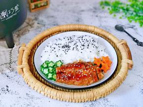 按个人胃口盛米饭，撒上熟黑芝麻，再把鸡排切条状摆盘，秋葵切小段，胡萝卜去皮沸水中烫30秒捞出，用模具压出五角星摆盘。