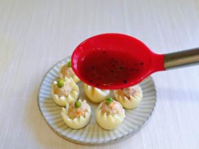 起油锅，加入生抽，蚝油，少半碗水，撒上黑芝麻烧开，倒入水淀粉勾芡，淋在上面即可。