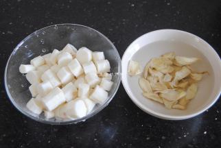 百合用清水浸泡10分钟左右，将铁棍山药去皮切成小段，处理山药的时候要戴手套，山药的黏液里有过敏原，要是直接抓手会很痒。