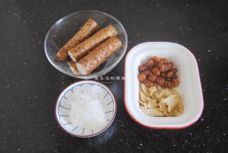 准备好食材，这季节也有新鲜的百合买，要是能买到味道会更好哦，桂圆是上个月买了鲜果，吃不完就做成了桂圆干，秋冬季节用来煮甜汤再好不过了。