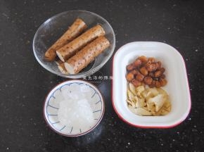 准备好食材，这季节也有新鲜的百合买，要是能买到味道会更好哦，桂圆是上个月买了鲜果，吃不完就做成了桂圆干，秋冬季节用来煮甜汤再好不过了。