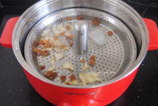 先将浸泡好的百合干放入锅内，倒入桂圆肉，加入适量的清水，冰糖看个人喜甜程度加入，不要一下加太多，煮出来会过甜。